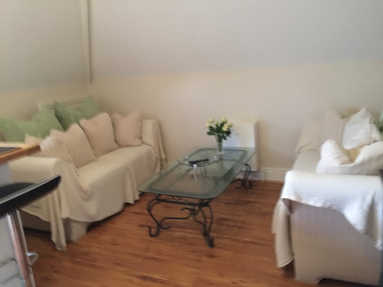 DOUBLE ROOM WITH OWN PRIVATE SHOWER ROOM TO RENT. GREAT LOCATION.