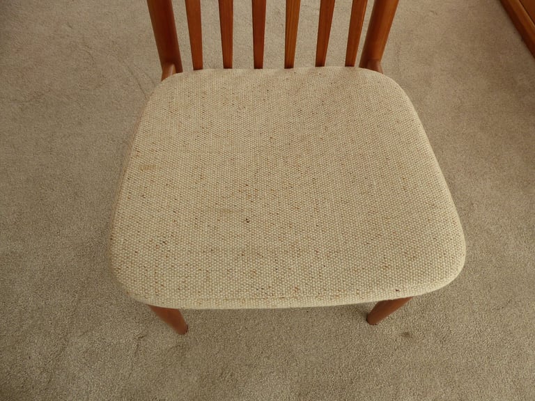 Benny Linden Dining Room Extendable Table / Six Matching Chairs