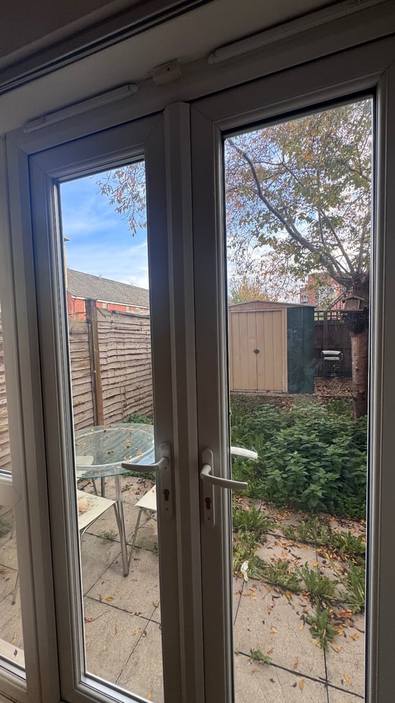 3 bedroom with 3 bath terrace house to LET!NO COMPANY LET!