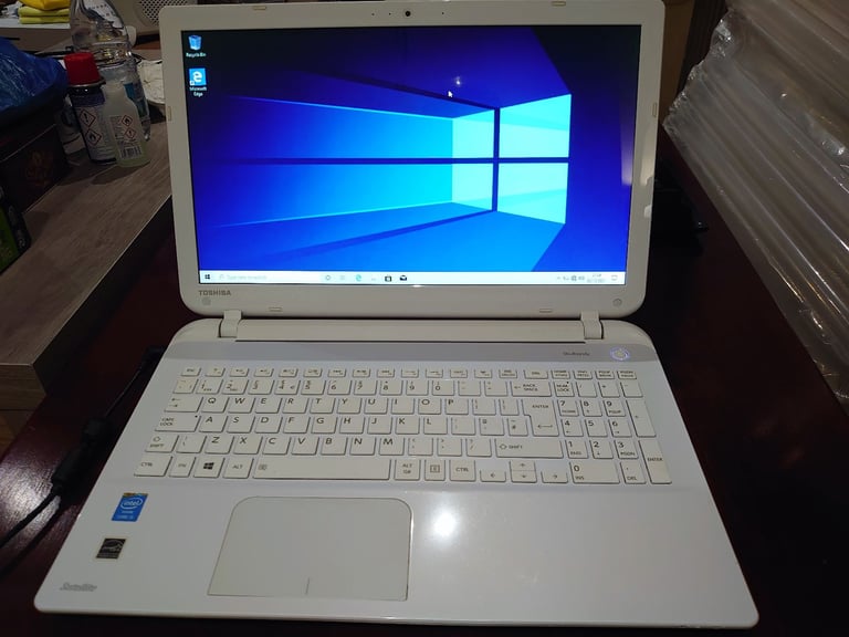 Toshiba L50-B 15.6" Intel Core i3-4005U 4GB Ram 1TB HDD Windows 10