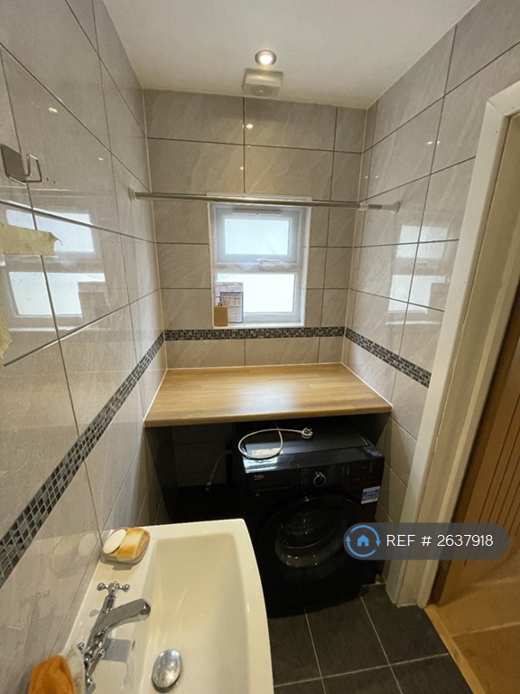 5 bedroom house in Wellesley Avenue, Iver, SL0 (5 bed) (#2637918)