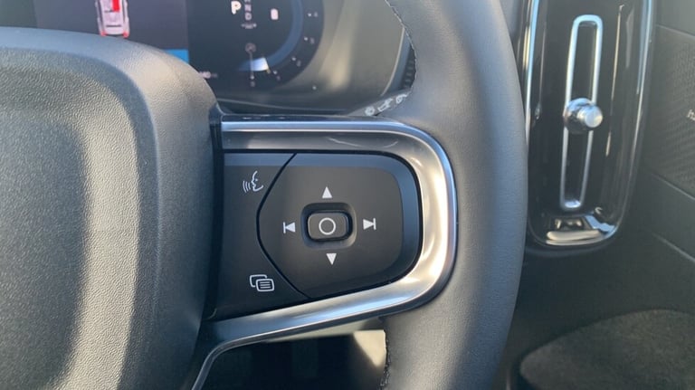 2023 Volvo XC40 Ultimate, B4 mild hybrid, Petrol, Dark ESTATE N/A Automatic