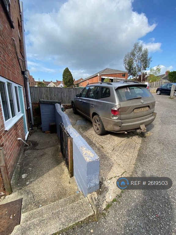 2 bedroom flat in West Street, Yeovil, BA20 (2 bed) (#2619503)