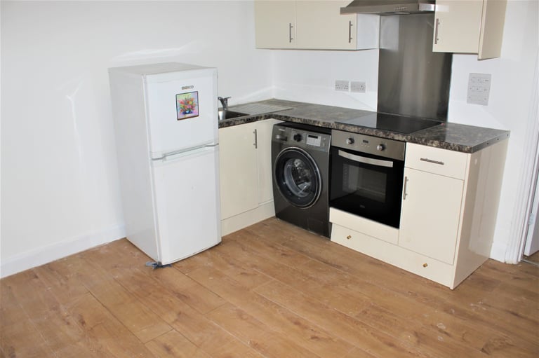 INCLUDES BILLS! SUPERB SPACIOUS 1 BEDROOM FLAT BY ZONE 2/3 TUBES, 24 HOUR BUSES AND HIGH ROAD SHOPS