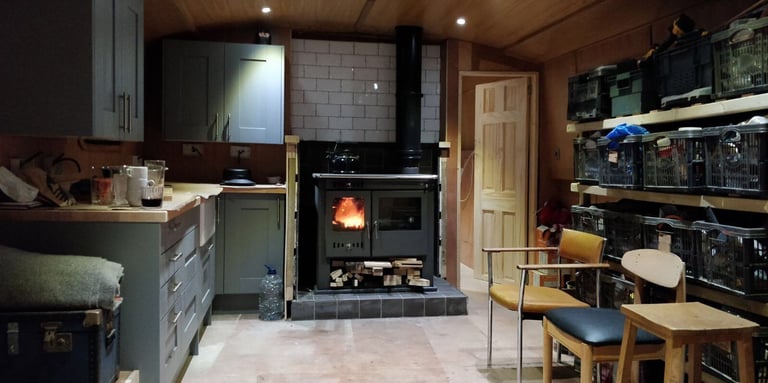 Large Widebeam boat - 2 bedrooms - 2 bathrooms, incl an ensuite - all bills incl - E14 8EG