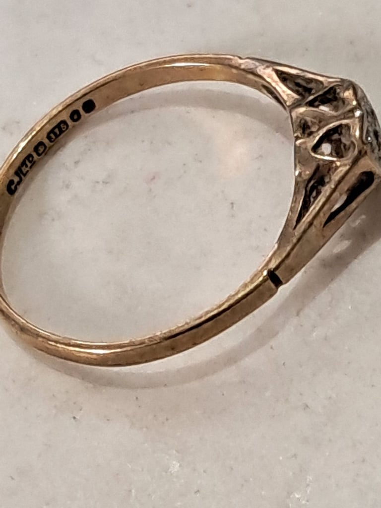 9ct gold and diamond ring 