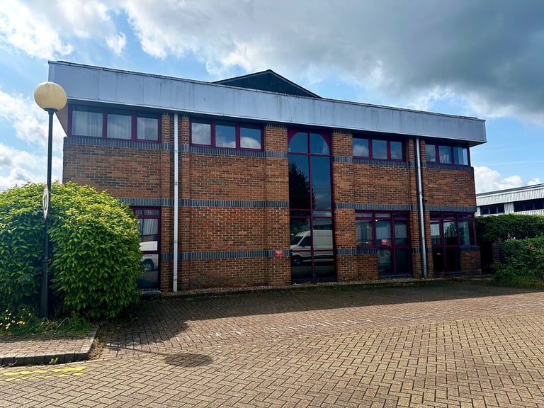 Serviced Offices Studio Storage Space Watford 24/7 Access - Parking & Bills Included OCTOBER FREE