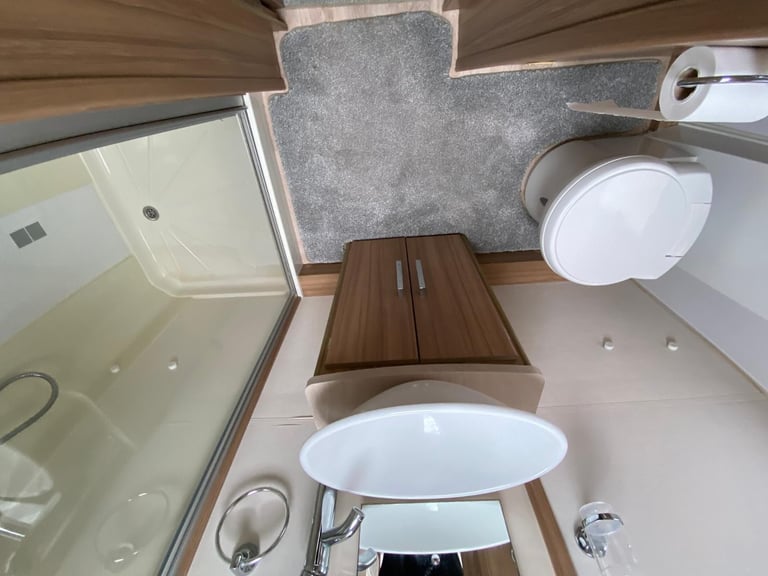 LUNAR ULTIMA 570 - 2016 - FIXED SINGLE BEDS - 4 BERTH - END WASHROOM - MOVER 