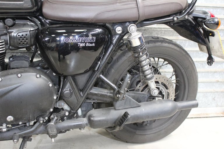 2018 18 TRIUMPH BONNEVILLE 900 T100 BLACK EDITION 9000 MILES TRADE SALE NEW MOT