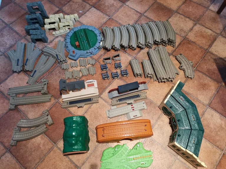 Thomas The Tank Engine and Friends Train Track Bundle over 100 pieces