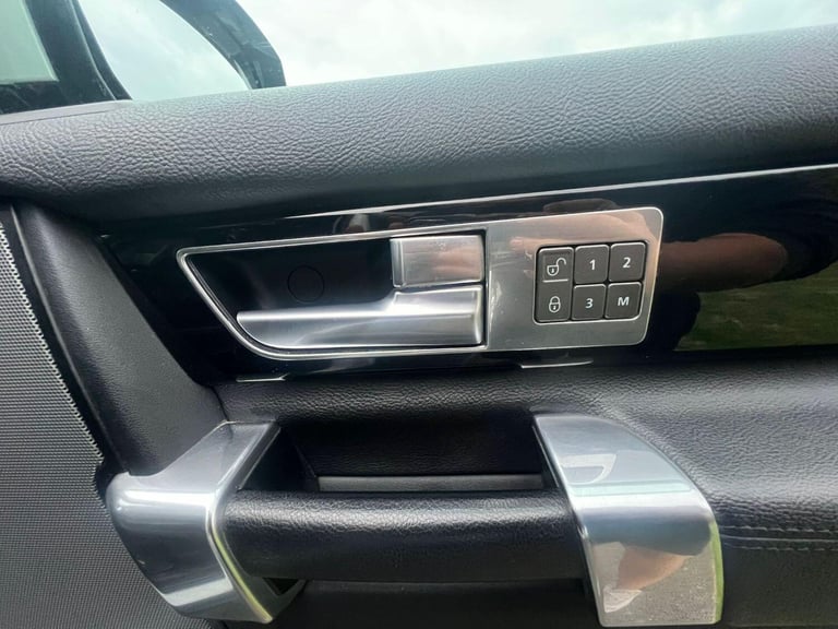 LAND ROVER DISCOVERY 4 3.0 SD V6 HSE 2015