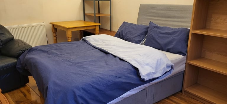 Bedsit to let  Perth city center 