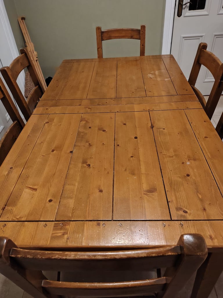 Extending 6-8 seat Dining Room Table and Chairs 6 / 8