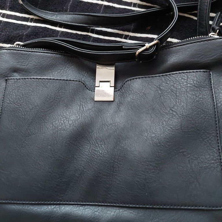 Large handbag two zips opening 