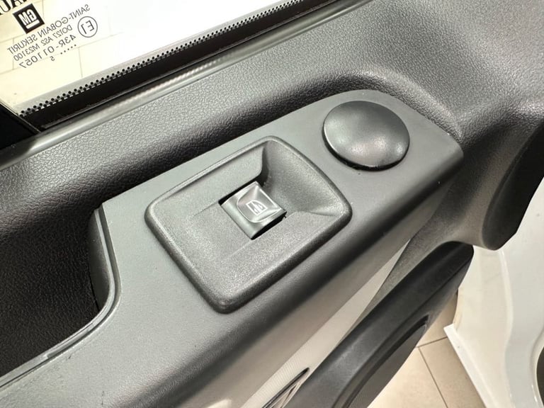 2015 Renault Trafic 1.6 dCi 27 Business camper conversion, 6 seats 5dr Diesel Manual SWB Standa C...