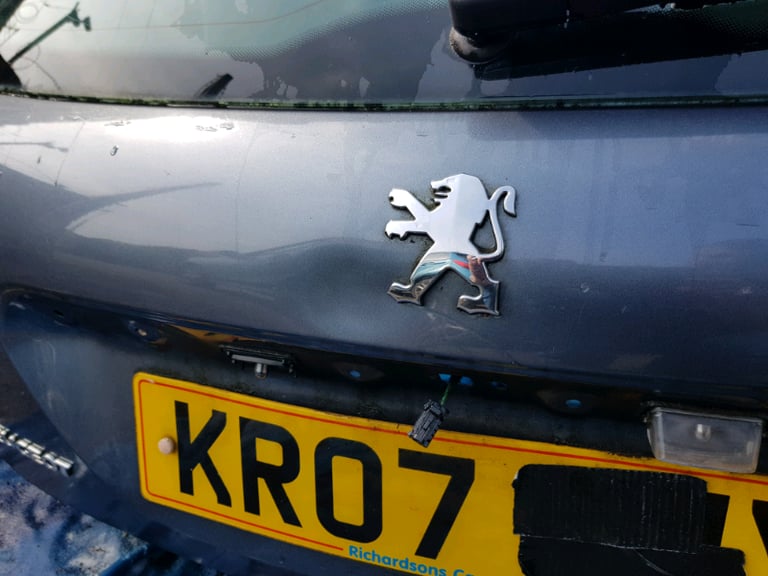 Peugeot 207 tailgate with spoiler 
