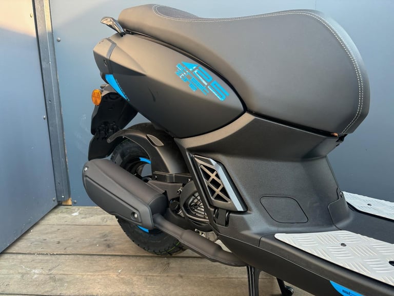 Peugeot Kisbee Streetzone 50cc Automatic Twist and Go Scooter