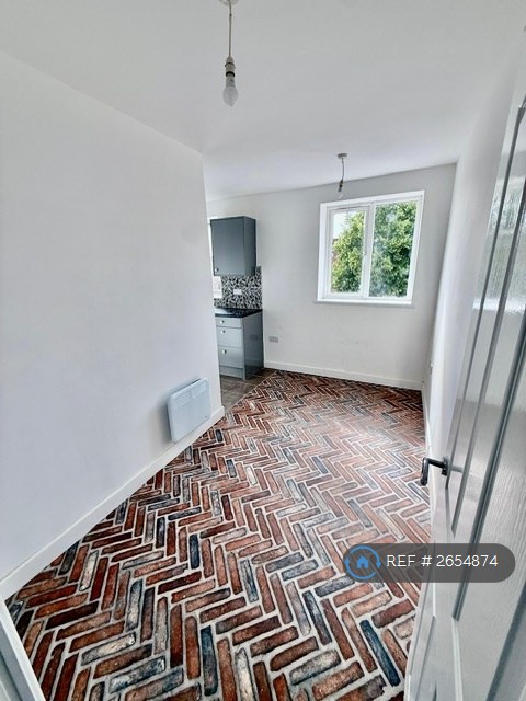 1 bedroom flat in Dudley Road, Brierley Hill, DY5 (1 bed) (#2654874)