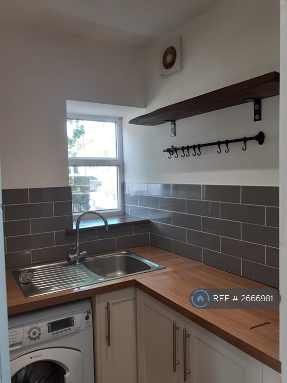 2 bedroom house in Worthing Head Road, Bradford, BD12 (2 bed) (#2666981)