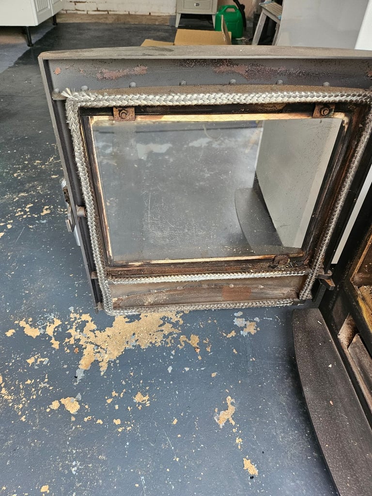 Pevex Newbourne 40 4.5kw inset multi fuel stove.