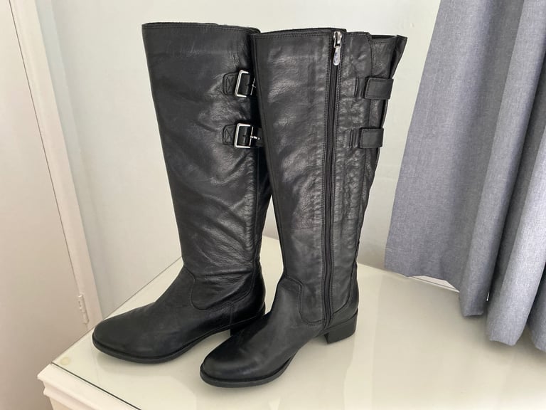 image for NEW UNWORN  CLARKS LADIES KNEE LENGTH BOOTS SIZE 4