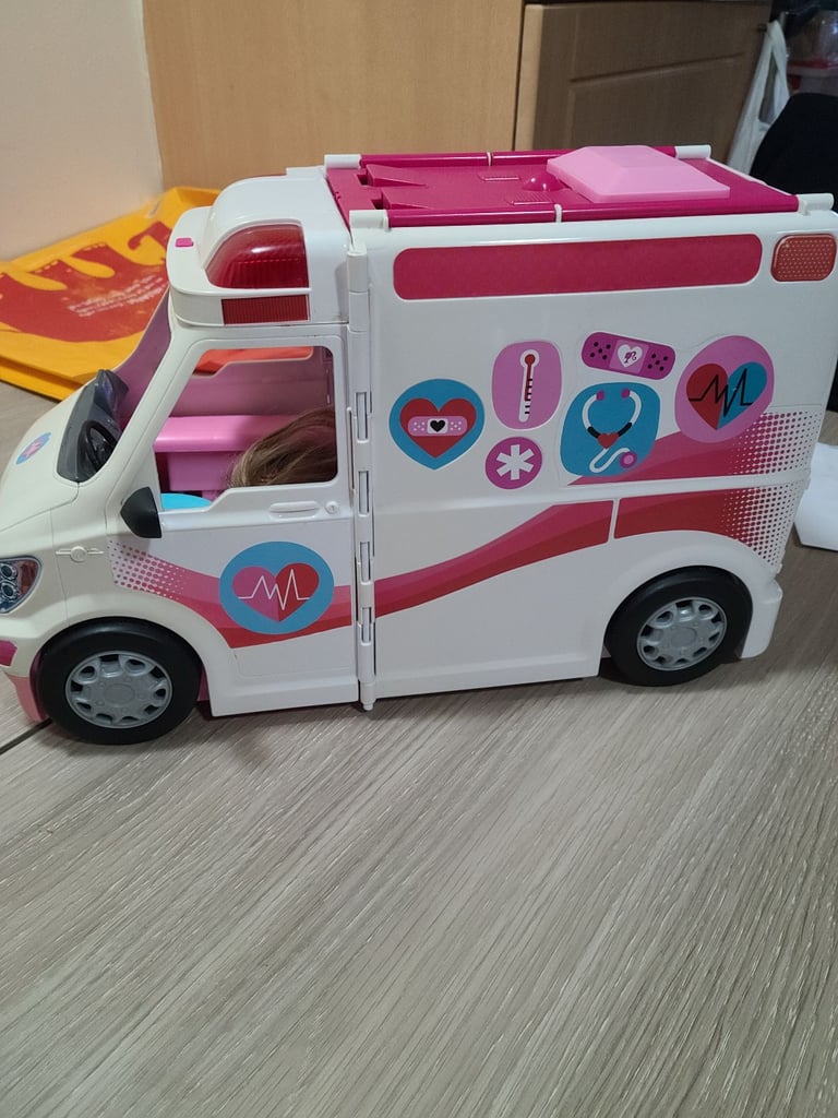 Barbie ambulance with doctor 