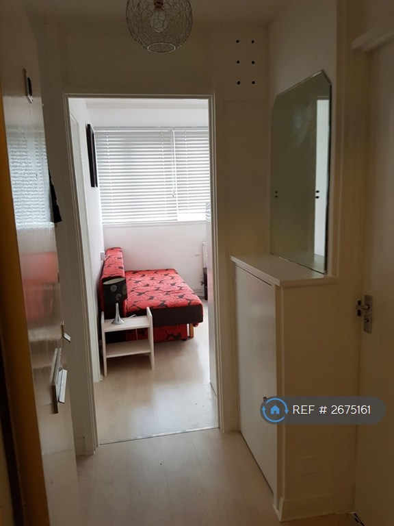 1 bedroom flat in Tregunter Road, London, SW10 (1 bed) (#2675161)