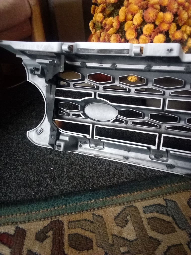 image for Land Rover Discovery 4 2010 White Grill