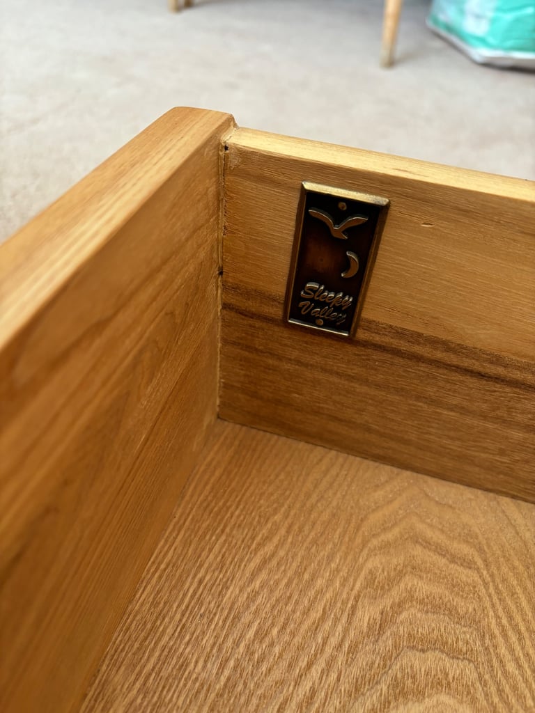 Beautiful ‘Sleepy Valley’ Solid Oak large double wardrobe with 2 spacious drawers like new DELIVERY