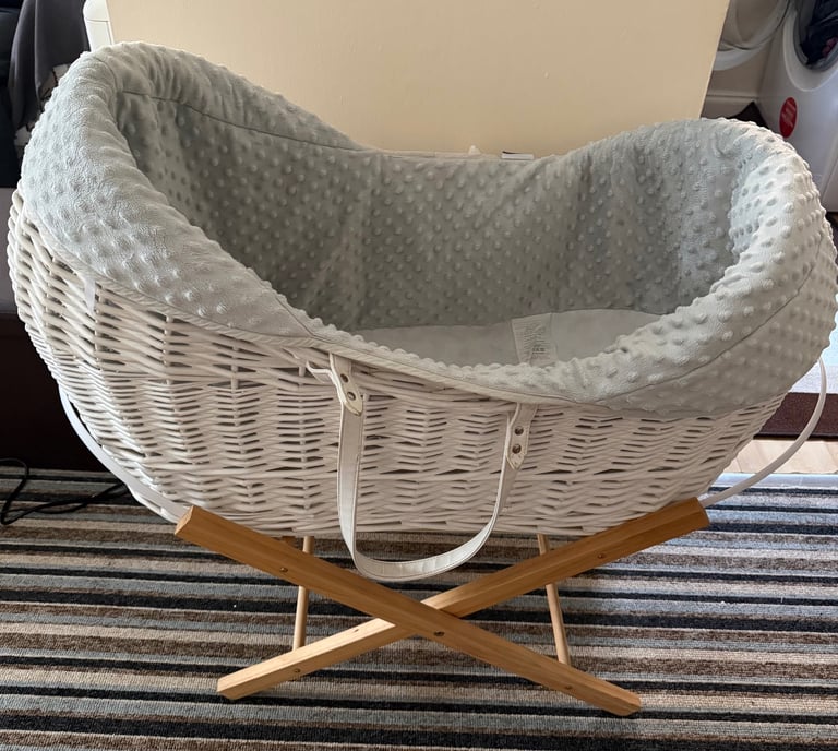 Kinder Valley White Wicker Noah Pod Moses Basket With Stand