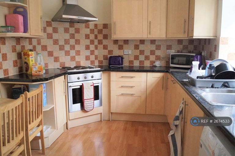 image for 3 bedroom flat in Golders Court, London, NW11 (3 bed) (#2674533)