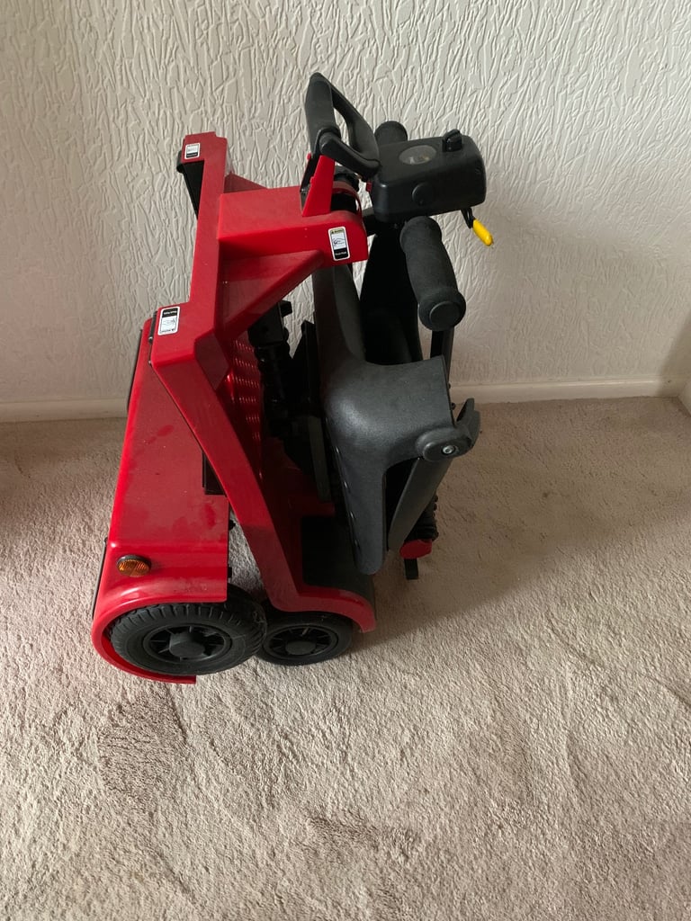 Folding mobility scooter