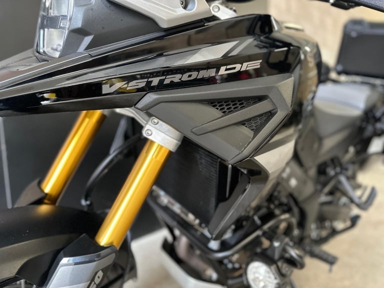 STUNNING ONE OWNER 2023/23 SUZUKI V-STROM 1050 DE MOTORCYLE 
