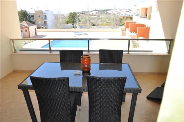 WESTERN ALGARVE, MEIA PRAIA APARTMENT, HOLIDAY HOME FOR RENT OVERLOOKING POOL