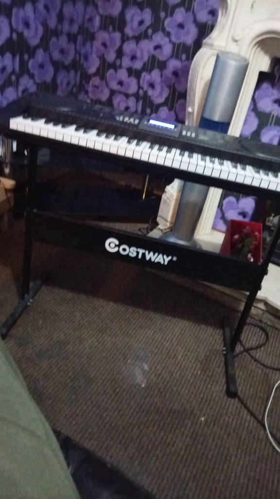 Cosway keyboard on stand fully working order