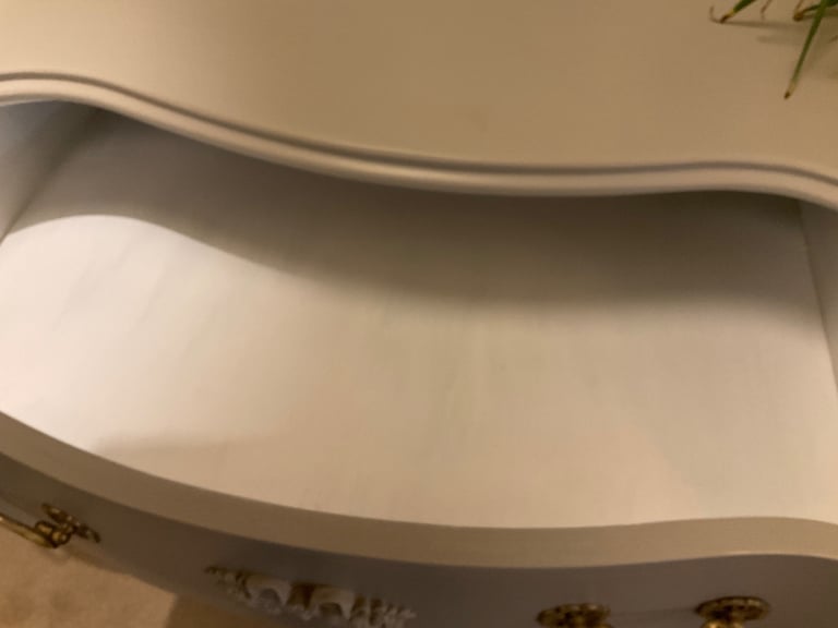 Beautiful dressing table in Hardwick white