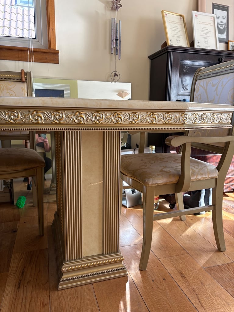 Dining table and 4 chairs 