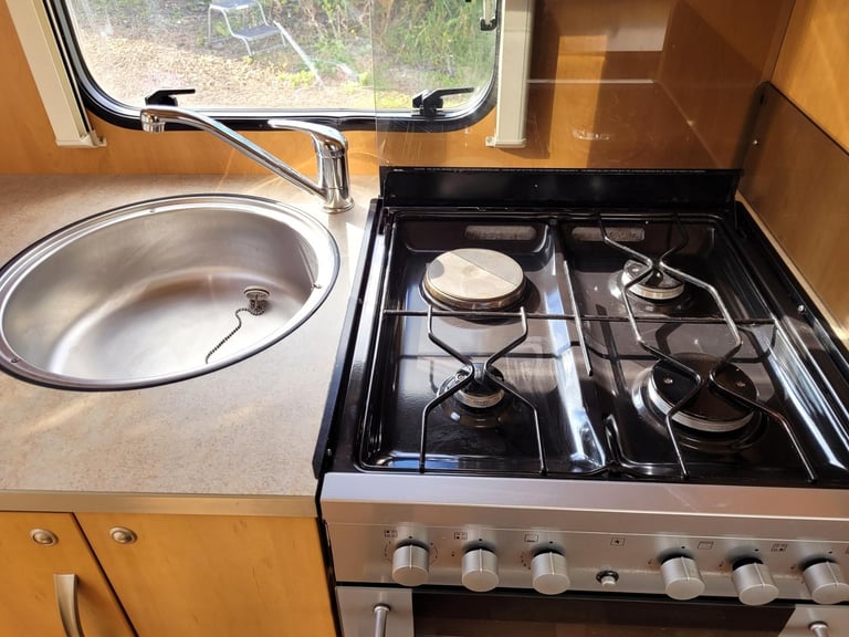 * SALE AGREED*Swift Fairway 590 2005 Twin Axle 6 Berth - Motor Mover, Fixed Bunk
