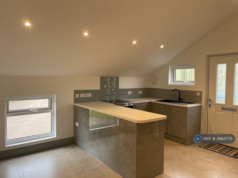 2 bedroom flat in Clay Hill, Beenham, Reading, RG7 (2 bed) (#2663775)