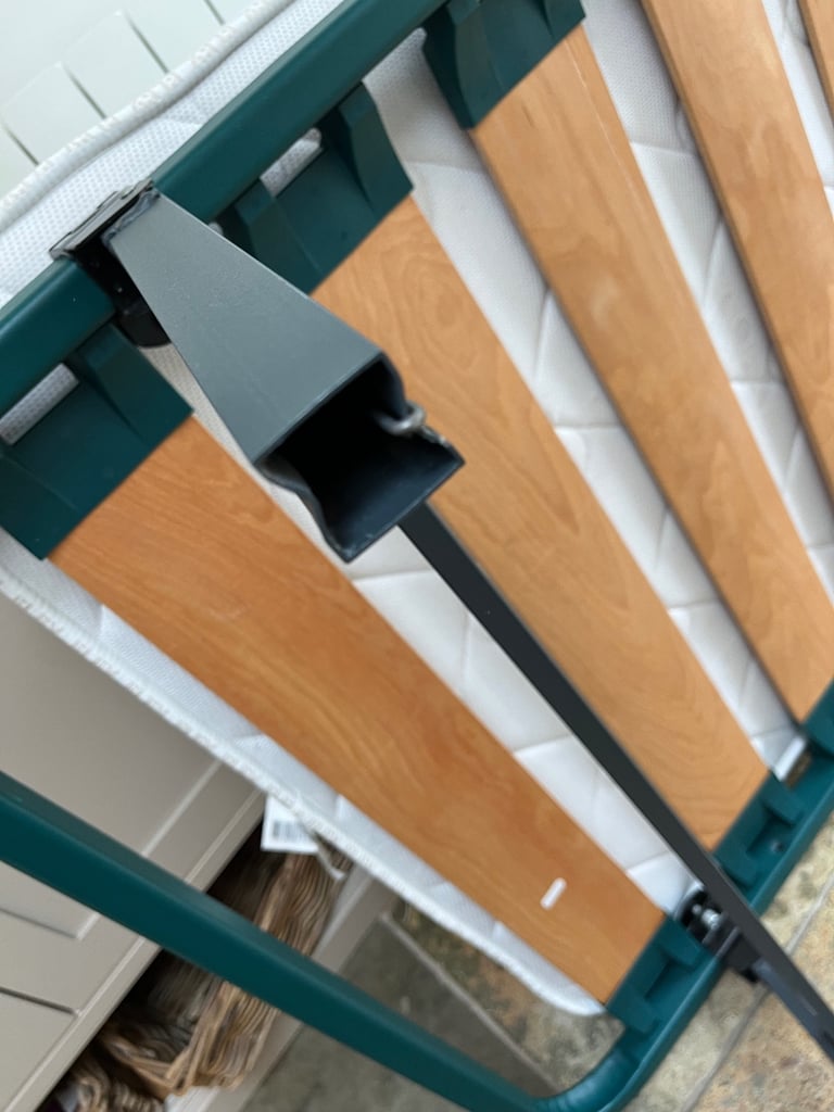 Metal bed frame single. Pull out trundle with mattress 