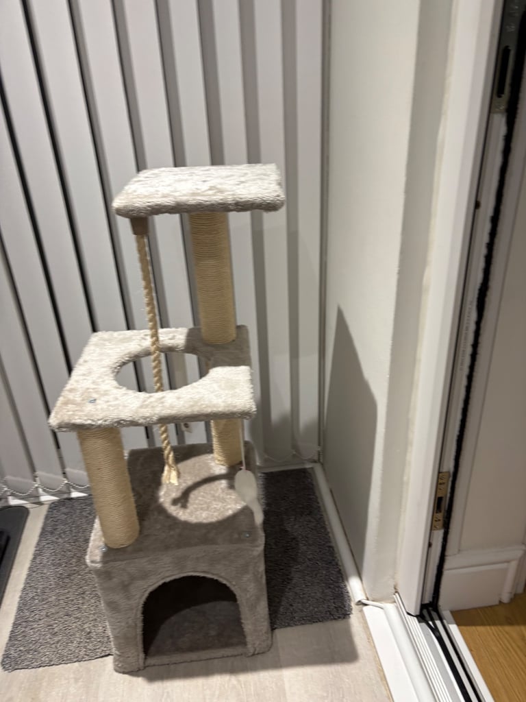 Cat tree/tower - Multi level - like new 