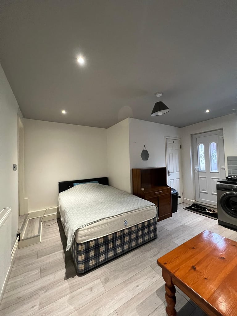 Studio flat in Leeds - ALL BILLS included