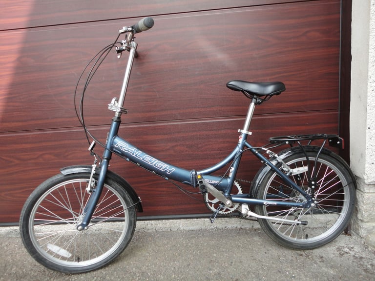 Raleigh swift folding bike, 20 inch wheels, 6 gears, aluminium frame, mud guards and rear rack