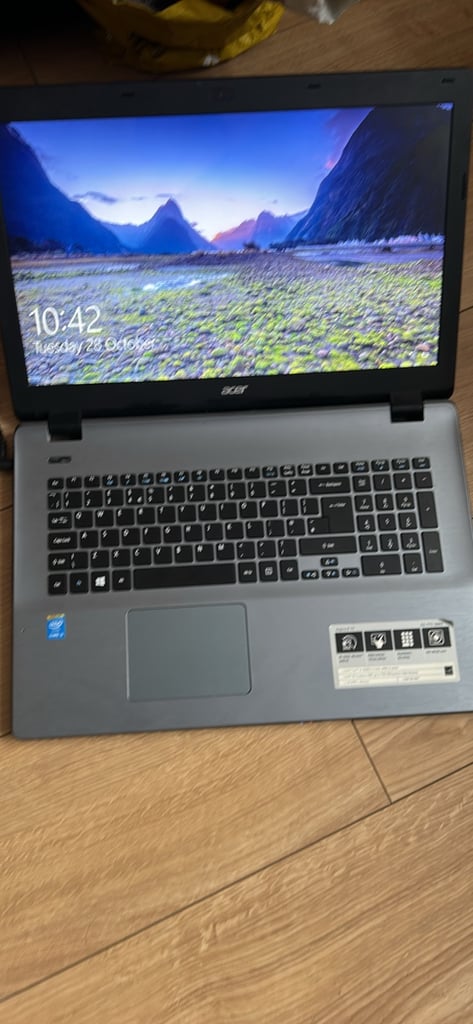 acer aspire 17 inch laptop -  e17 es771 36ko - 1 terrrabyte - 1000gb memory - needs a reinstall 