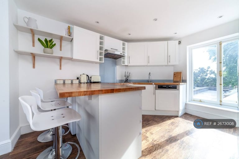 3 bedroom flat in Hill Rise, Richmond, TW10 (3 bed) (#2673008)