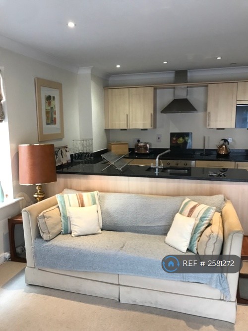 2 bedroom flat in Royal Swan Quarter, Leatherhead, KT22 (2 bed) (#2581272)