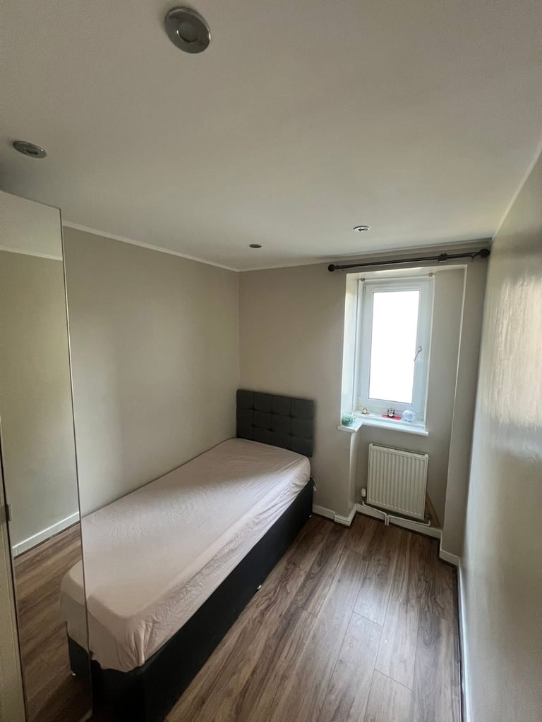 🌟 Cozy Room Available for Female pPofessional or Student in Family Home