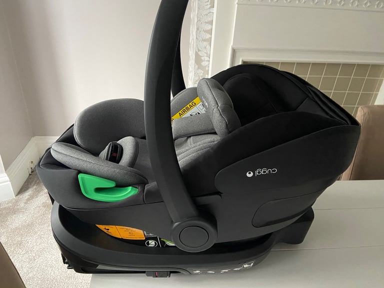 Cuggl infant car seat and base 