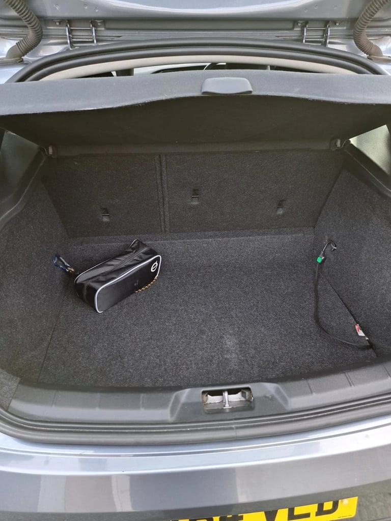 * £20 TAX * 2014 VOLVO V40 1.6 D2 SE DIESEL 6 SPEED MANUAL 5 DOOR HATCHBACK * IMMACULATE CONDITION