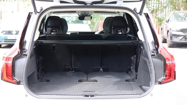 2025 Volvo XC90 B5 (P) AWD Plus Dark (Harman Kardon Sound, 360 Camera, Apple CarPlay, BLIS) ESTAT...